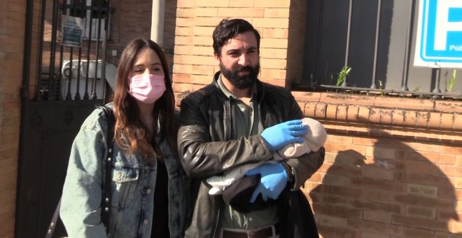 Rocío Osorno presenta a su hijo tras recibir el alta