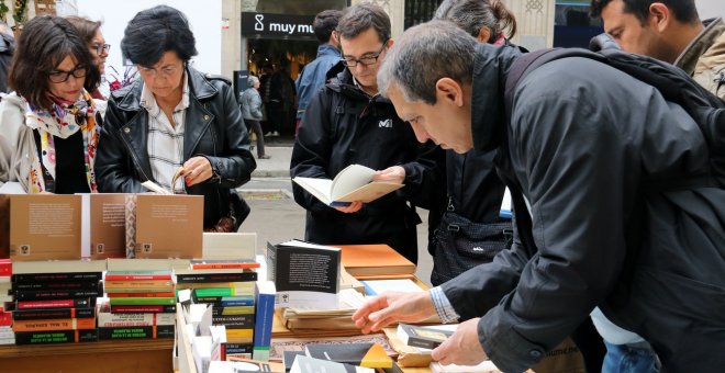 Editorials i petites llibreries de Barcelona critiquen la seva ubicació per Sant Jordi