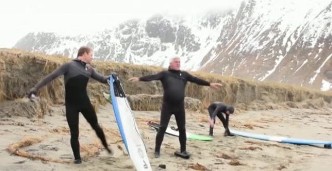 La increible sensación de surfear más allá del Círculo Polar Ártico