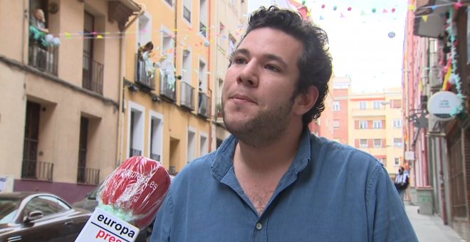 Vecinos en la calle María Panes organizan su propia Feria de Abril