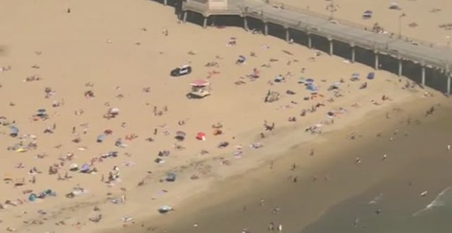 Las playas de California se llenan de bañistas pese a la pandemia