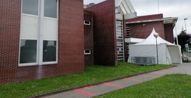 El Ayuntamiento instala una carpa en el Centro de Salud para ampliar la zona de entrada y poder hacer filas únicas manteniendo la distancia de seguridad
