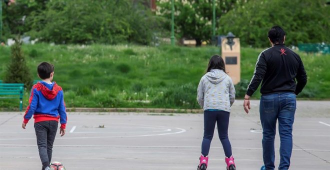 Patines y balones vuelven a las calles: así es el primer día de desconfinamiento para los menores de 14 años