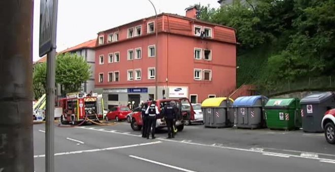 14 personas intoxicadas por inhalación de humo en el incendio de una vivienda en San Sebastián
