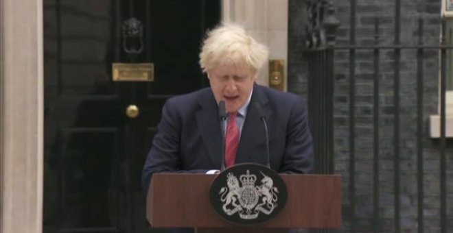 Boris Johnson reaparece en Downing Street tras superar el coronavirus