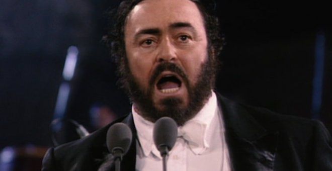 Sobre el tapete - Los simios aporreadores olisquean y Pavarotti canta
