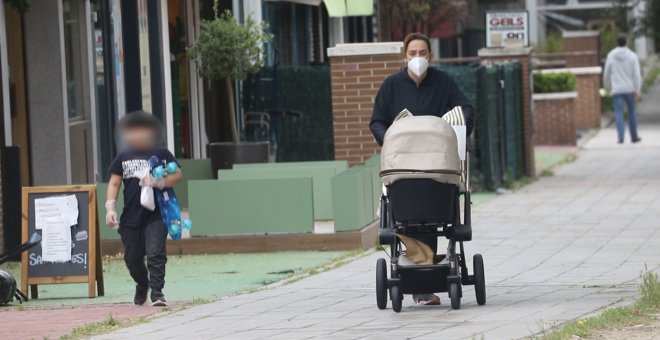 Toñi Moreno sale a pasear con su hija Lola