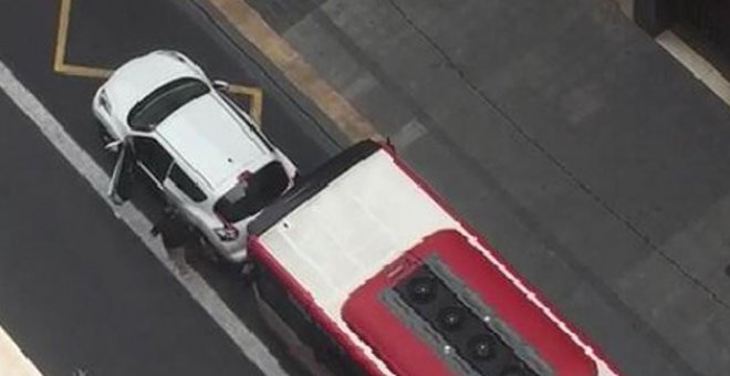 Un día de furia en València: un conductor de la EMT embiste a un coche parado en el carril-bus