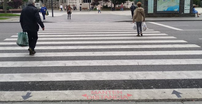 Santander regula los pasos de cebra con flechas que marcan el sentido que deben llevar los peatones al cruzar
