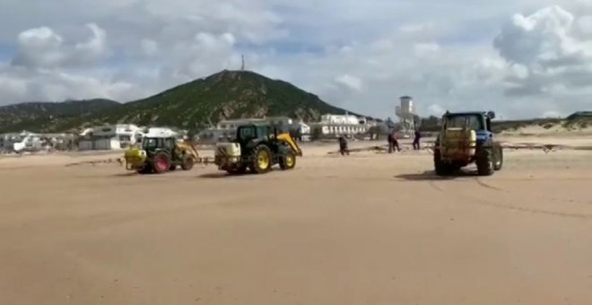 Fumigan con lejía la playa de Zahara de los Atunes para luchar contra el coronavirus