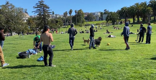 Sin distanciamiento social en Dolores Park (San Francisco)