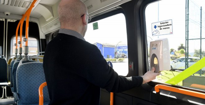 Los autobuses del TUS ya cuentan con dispensadores de gel desinfectante