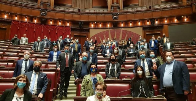 Salvini y sus diputados pasan la noche en el Parlamento para protestar contra el Gobierno