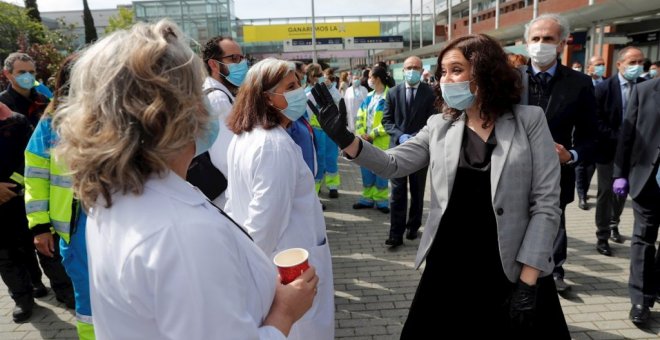 Los sanitarios de Ifema reciben a Ayuso con gritos de "sanidad pública" y "queremos los tests"