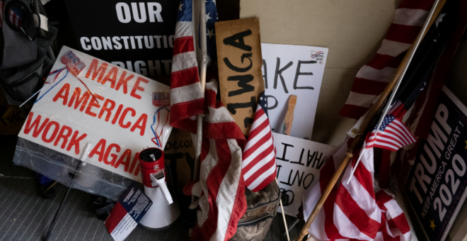 Manifestantes armados entran en el Capitolio de Michigan para protestar contra el confinamiento