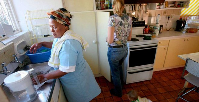 Mes y medio encerradas en su lugar de trabajo: el confinamiento extrema la precariedad de las cuidadoras