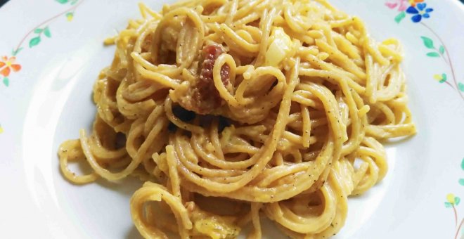 Pato confinado - Espaguetis con la salsa carbonara original: la receta con huevo del Lacio