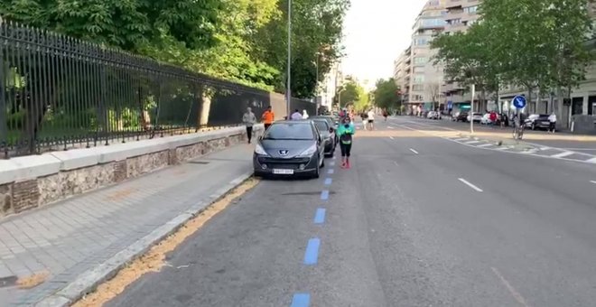 Madrileños realizando ejercicio junto al Retiro, que permanece cerrado