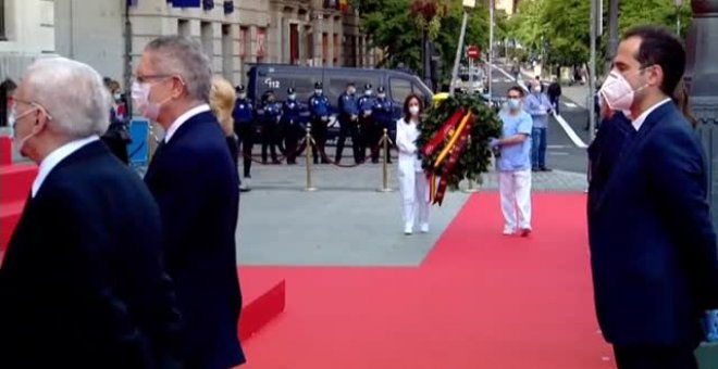 Madrid rinde homenaje a los 'héroes' que luchan contra el Covid-19 en su comunidad