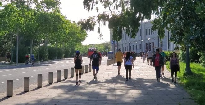 Barceloneses pasean y practican deporte tras el alivio en el confinamiento