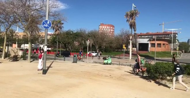 Vecinos hacen deporte cerca de la playa en Barcelona