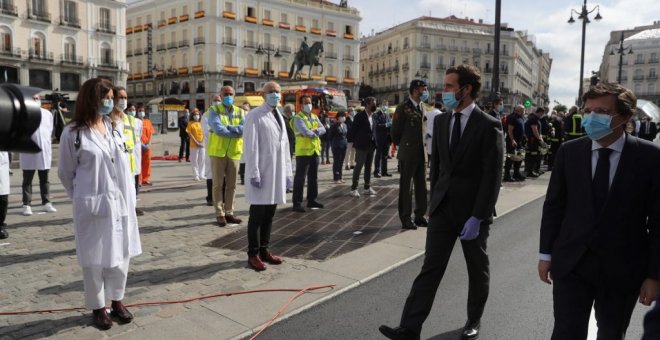 "Que no se entere de que no es el presidente que le da algo": las redes alucinan con Pablo Casado pasando revista a los sanitarios en Madrid