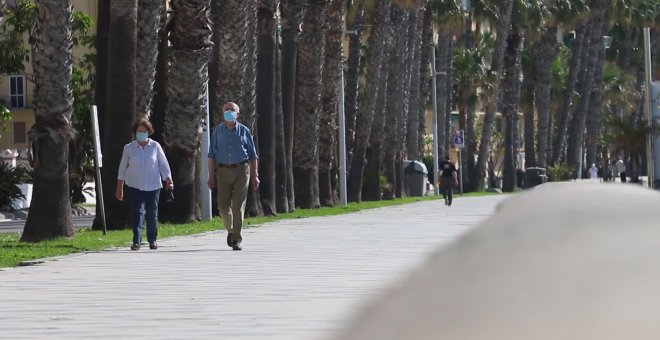 Vecinos mayores de Málaga salen tras el confinamiento para hacer deporte