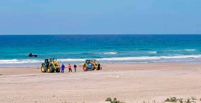 Fumigan con lejía la playa de Zahara de los Atunes