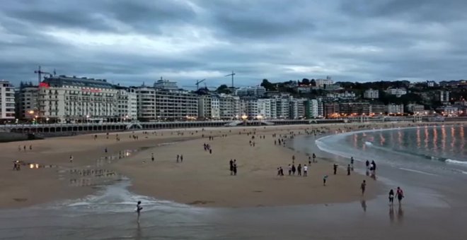 Últimos paseos del día  para aliviar el confinamiento en La Concha