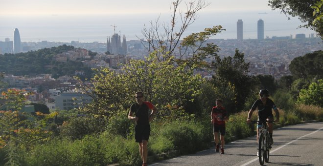 Ciclistes, corredors i molta gent passejant durant el primer dia per passejar i fer esport