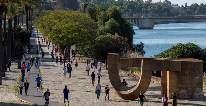 Miles de personas toman las calles en la primera jornada de salidas generalizadas tras 49 días de confinamiento