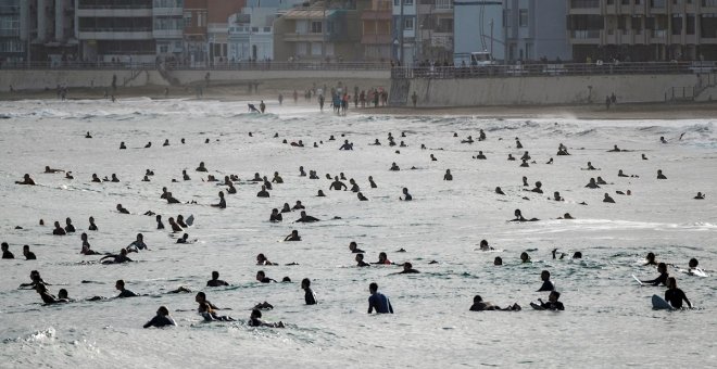 El CSIC considera "muy poco probable" el contagio de la covid-19 por el agua de playas y piscinas