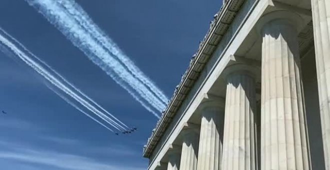 Dos escuadrones aéreos sobrevuelan el cielo de varias ciudades estadounidenses en homenaje a los sanitarios