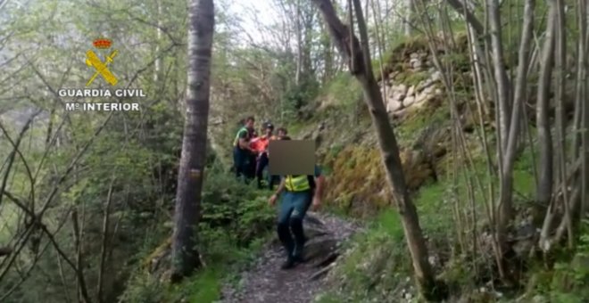 Rescatan a un hombre tras caer por un barranco en Benasque