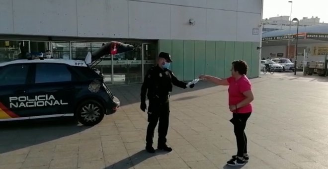 Policía Nacional reparte mascarillas en Castellón