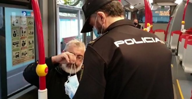 Policía reparte mascarillas en el transporte público de A Coruña