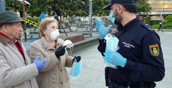 La Policía Nacional entrega mascarillas a mayores en Guadalajara