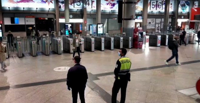 Voluntarios reparten mascarillas en Atocha