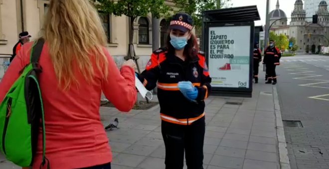 Reparto de mascarillas en el transporte público de Gijón