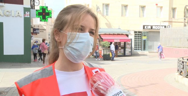 Cruz Roja y Protección Civil entregan mascarillas a los viandantes