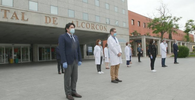 Ayuso preside el minuto de silencio en el Hospital de Alcorcón