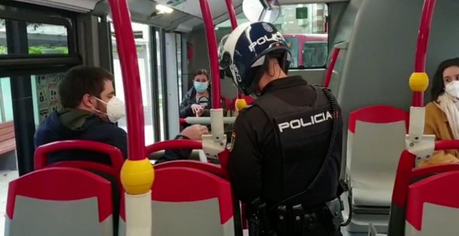 Policía reparte mascarillas a usuarios de autobús en La Coruña
