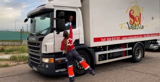 Cruz Roja reparte mascarillas a transportistas en Badajoz