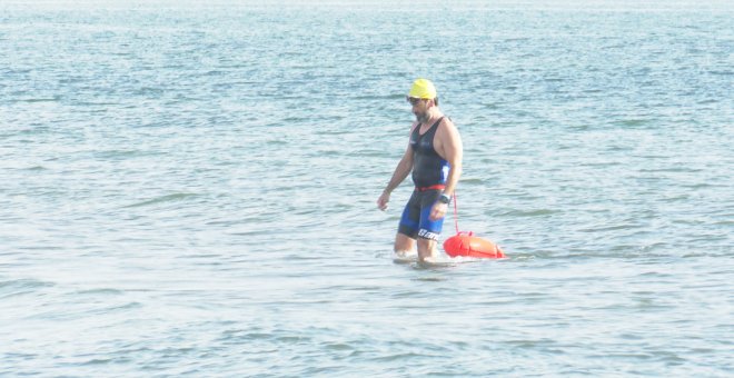 València permite la práctica deportiva en el mar de su playa urbana