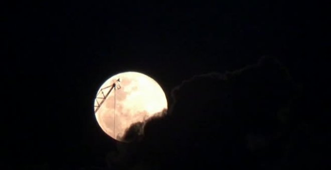 La 'luna llena de las flores' ilumina el cielo dejando espectaculares imágenes