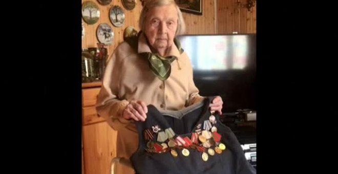 Una anciana rusa recauda dinero para familias de sanitarios fallecidos contando vivencias de la II Guerra Mundial