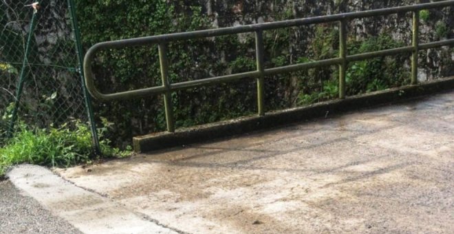 El Ayuntamiento repara el puente del Ferial de Beranga hacia el barrio de La Carrera