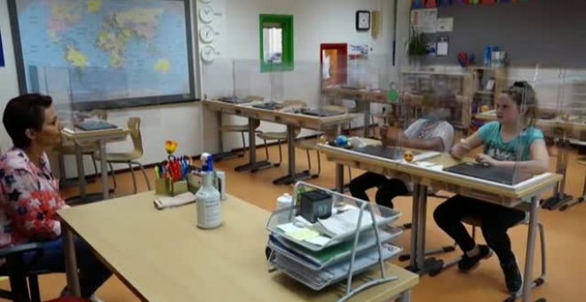 Escuelas holandesas reabren con pantallas de plástico en los pupitres