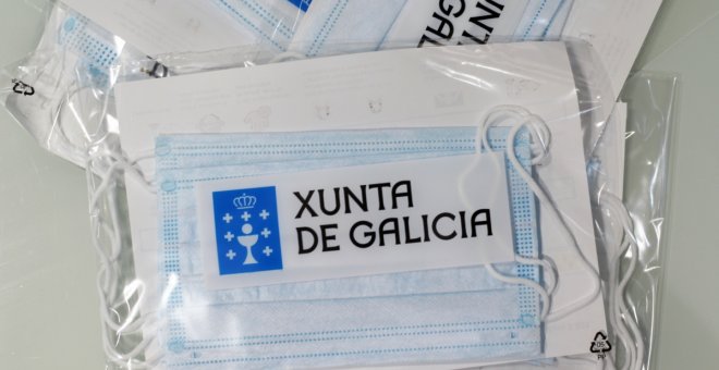 Feijóo gasta casi un millón de euros en distribuir mascarillas con el logo de la Xunta
