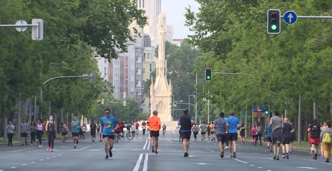 Madrileños pasean y hacen deporte tramos peatonalizados